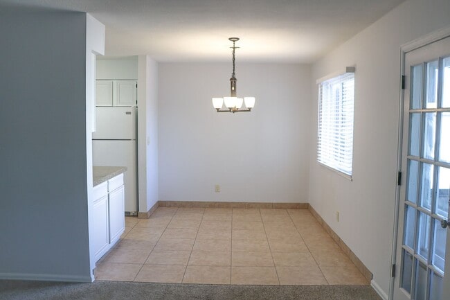 Building Photo - 3 Bedroom Rockrimmon Condo, NO DEPOSIT AND...