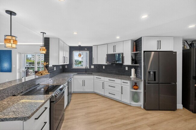 Building Photo - 8125 Crespi Blvd