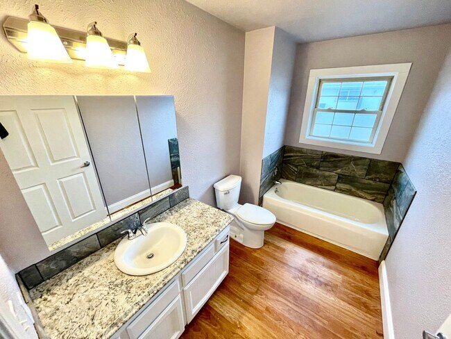 Building Photo - 3 Bedroom, 2 bath home in Sunset Village