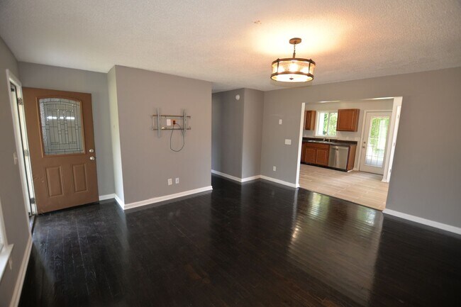 Building Photo - Cozy 3-Bedroom Near Greensboro Coliseum