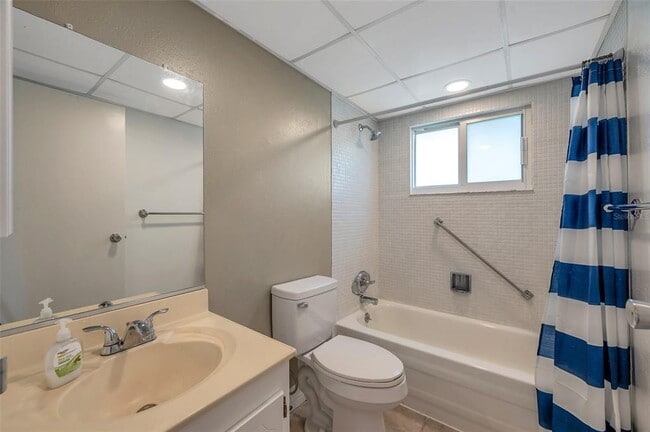 Building Photo - 1801 Bedford Terrace