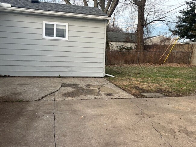 Building Photo - Check out this charming 4 Bedroom Ranch in Homewood Area of Lorain.