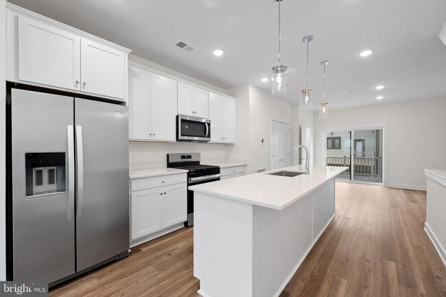 Building Photo - 210 Sundrop Ln