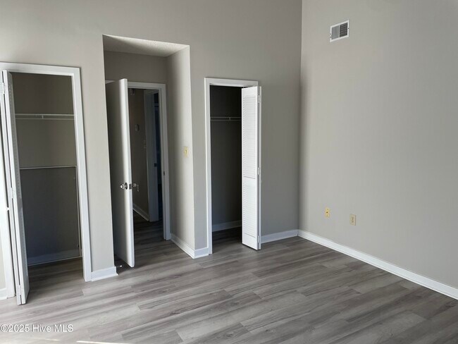 Building Photo - 891 Marina Dr