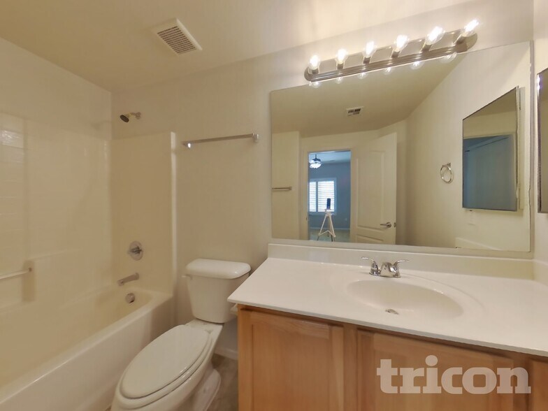 Building Photo - 16825 N 14th St