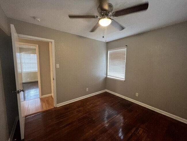 Building Photo - 806 Sandy Ct