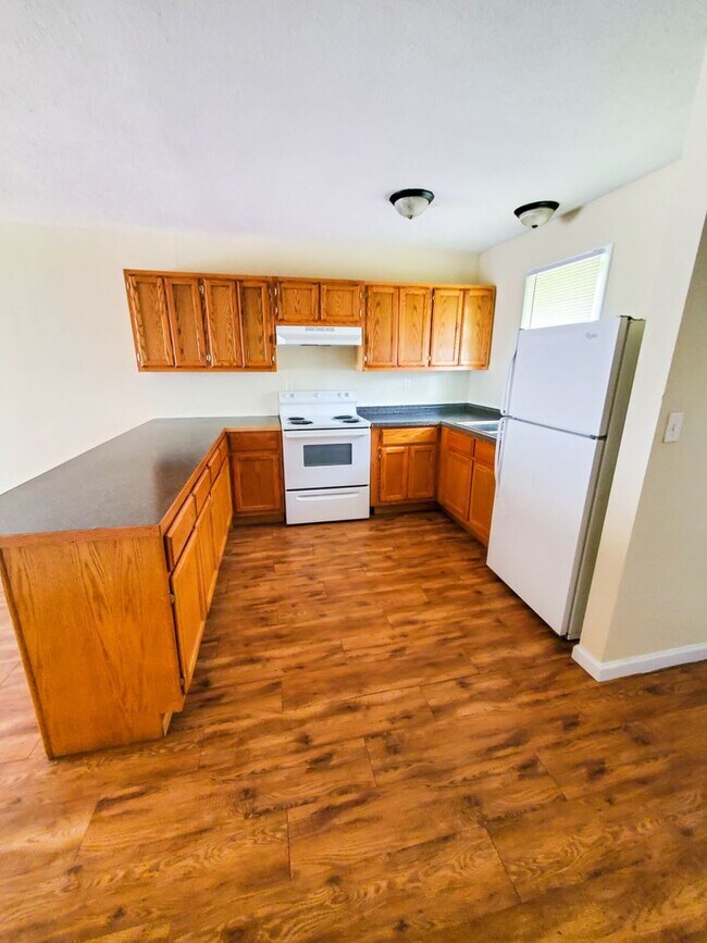 Building Photo - Bolivar MO 2 Bed 1 Bath Apartment