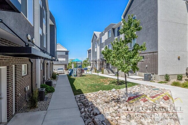 Building Photo - 82 E Weekes Wy