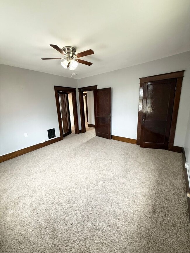 Building Photo - Updated 3 Bedroom 1 Bathroom in North Vers...