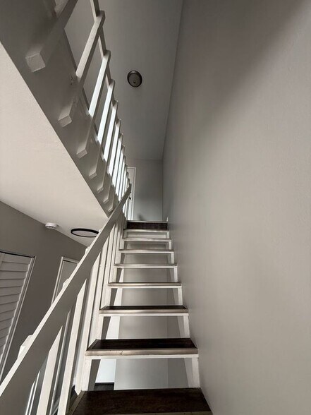 Building Photo - 744 W Gordon Terrace