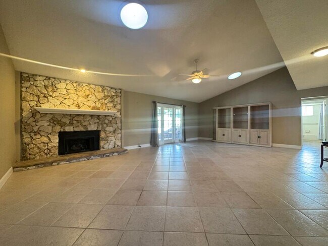 Building Photo - 3/2 in Pelican Bay