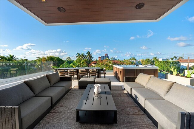 Building Photo - 3306 NE 16th St