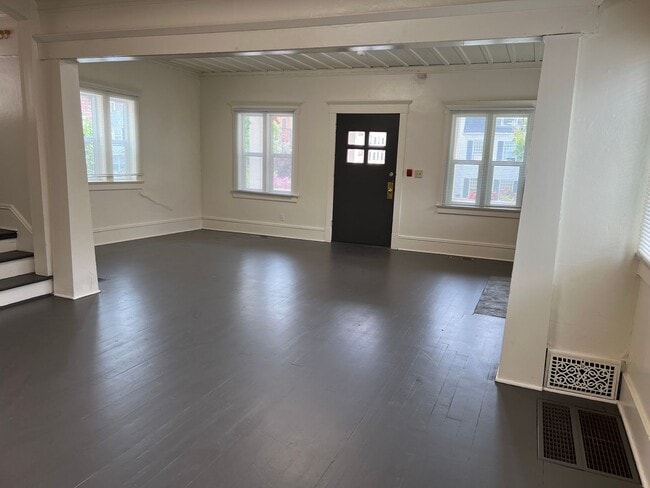 Building Photo - Great 8 Bedroom House Very Close to Univer...