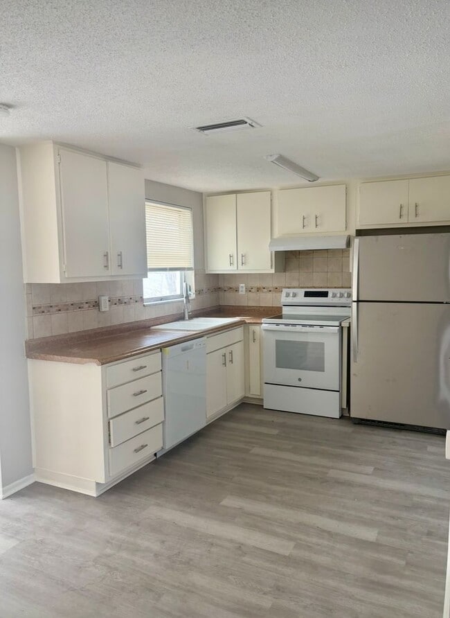 Building Photo - 7936 Pineapple Ln