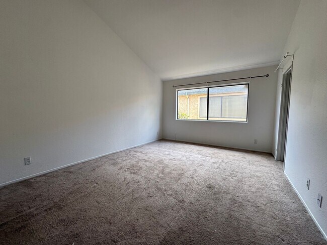 Building Photo - Light and Bright Townhouse-style condo in ...