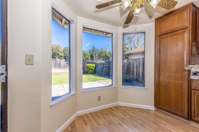 Building Photo - 4 bed/3 bath Single Family Home w/ large backyard!