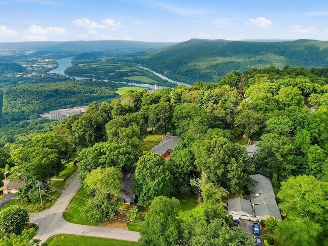 Building Photo - 205 S Palisades Dr