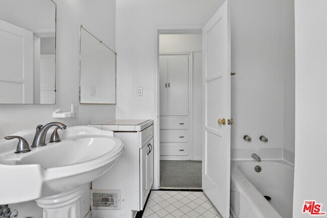 Building Photo - 314 N St Andrews Pl