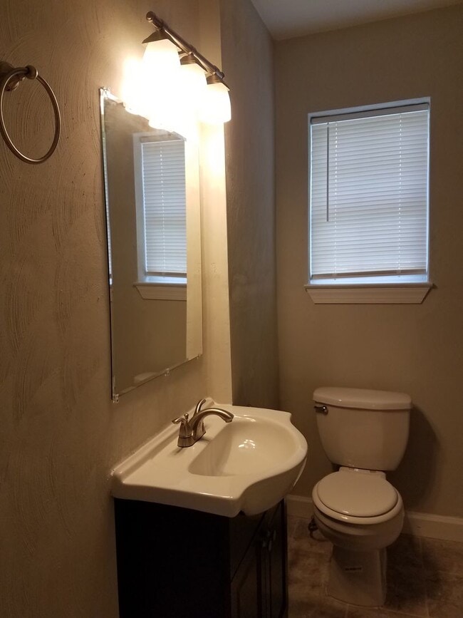 Building Photo - Spacious 4 Bedroom 3.5 Bath