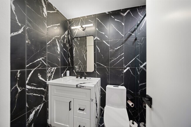 Building Photo - 2101 Fountain View Dr