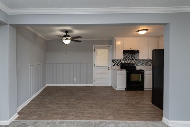 Building Photo - $1,250 - 3 bed/1 bath single-family home f...