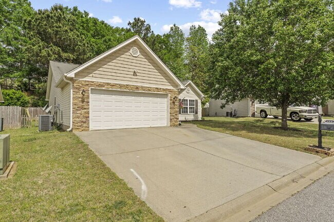 Building Photo - Charming 3-Bedroom Retreat with Cozy Fireplace in Simpsonville