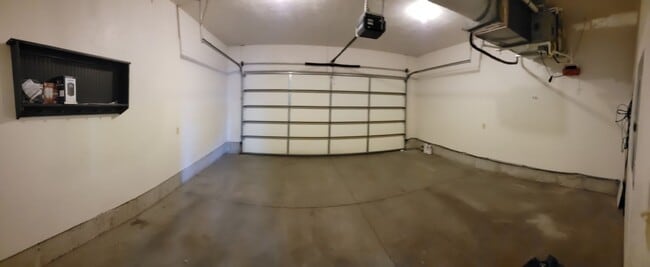 Building Photo - 3 bed, 2.5 bath townhome w/attached 2 car ...