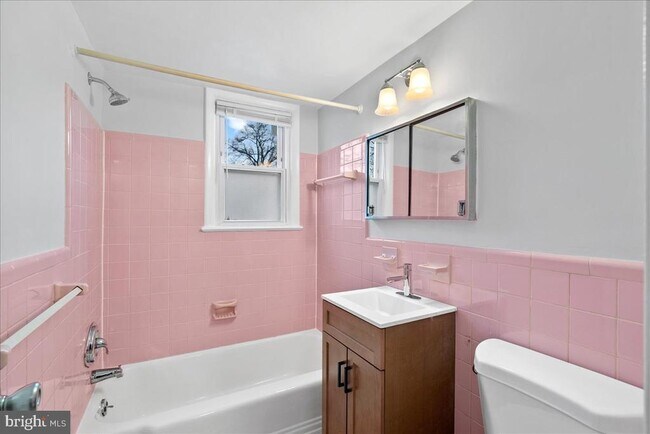 Building Photo - 945 N Barton St