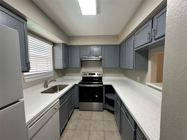 Building Photo - 3100 Walnut Bend Ln