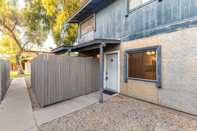 Building Photo - 286 W Palomino Dr