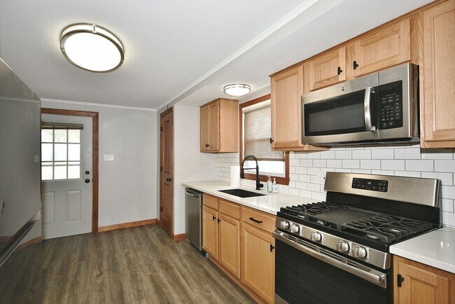 Building Photo - Beautiful 3 Bedrooms, 1 bathroom House Available Now!