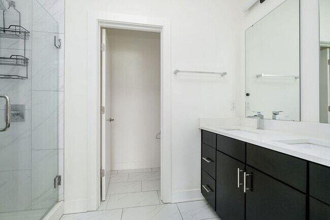 Building Photo - 2 Bed 2.5 Bath Townhome in Herron Morton!