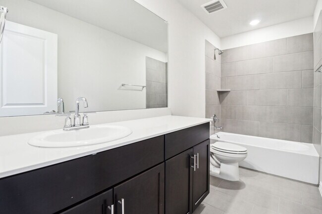 Building Photo - 2113 Gustavus Dr