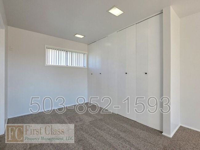 Building Photo - 8500 SW Canyon Dr