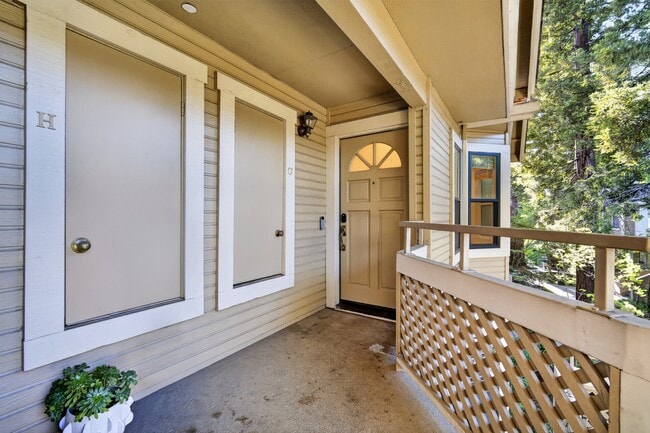 Building Photo - 935 La Mesa Terrace