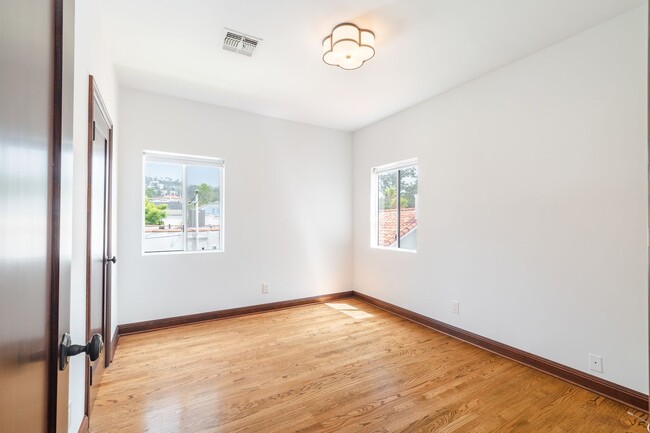 Building Photo - 6 Bedroom Home and ADU for Rent in Los Feliz Neighborhood