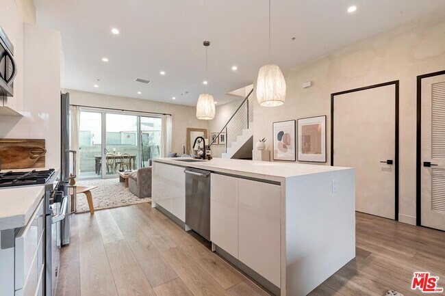 Building Photo - 957 Figueroa Terrace