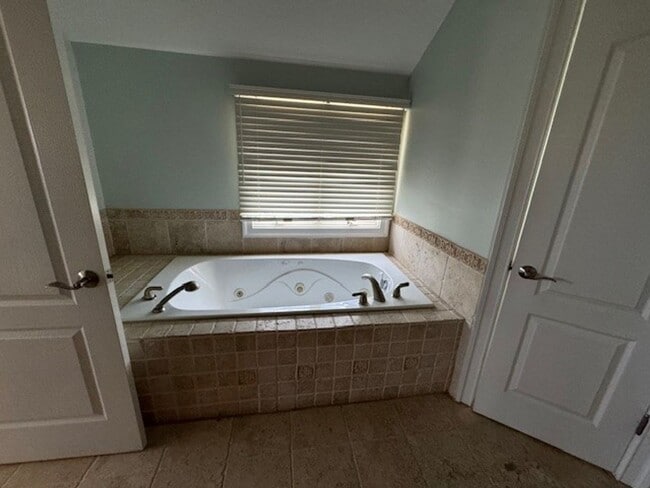 Building Photo - Immaculate 4 bedroom 3.5 bath Home at Nort...