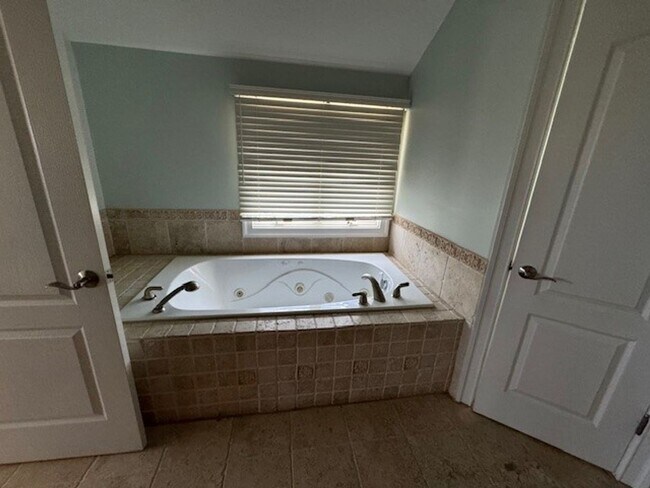 Building Photo - Immaculate 4 bedroom 3.5 bath Home at North End