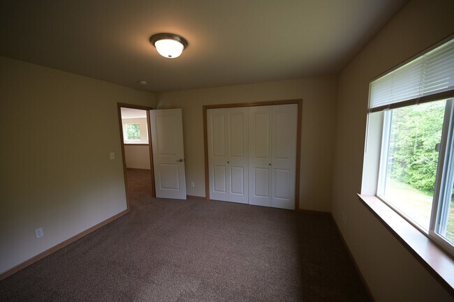 Building Photo - 3 bed, 2.5 bath, 2 car garage, lots of sun...