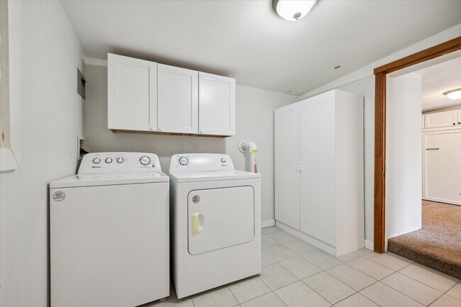 Building Photo - 2733 S Riverview Dr