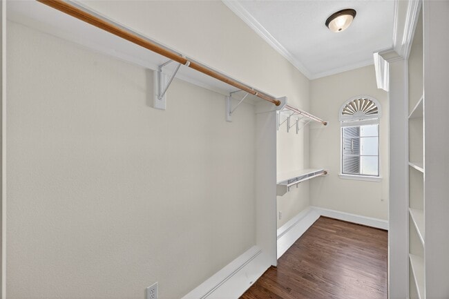 Building Photo - 5305 Lillian St