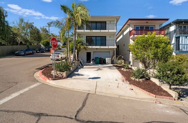 Primary Photo - 3 Bed 2 Bath Townhouse For Rent in Pacific...