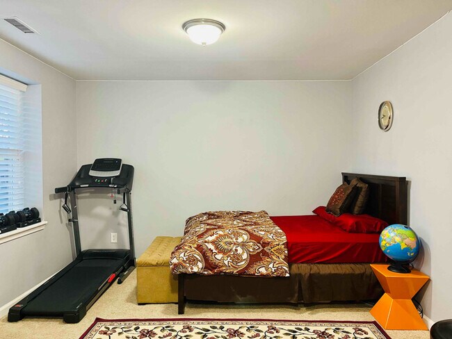 Building Photo - 876 Queen City Cres