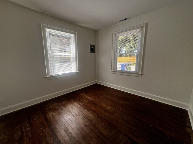 Building Photo - 202 Meares St