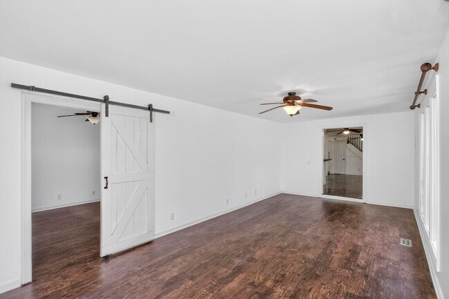 Building Photo - 3008 Lakeshore Dr