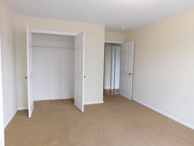 Building Photo - "Spacious 4-Bedroom Gem on Hughart Street with 2.5 Bathrooms and 2108 Sq. Ft. of Comfort!"