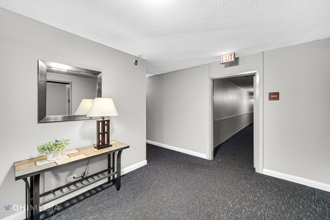 Building Photo - 111 S Baybrook Dr