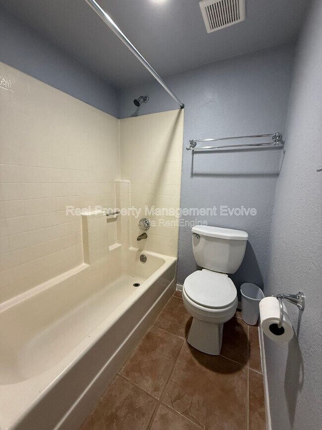 Building Photo - 3228 W Glendale Ave