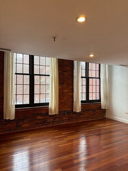 Building Photo - 471 Silver St